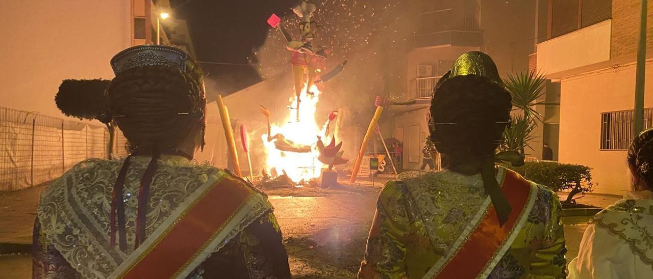 Las últimas fallas de la provincia ardieron anoche en Benicarló.