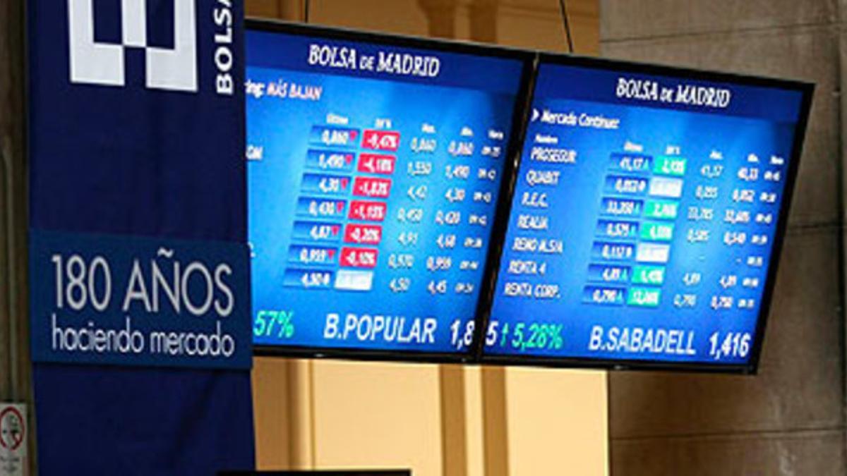 Paneles informativos de la bolsa de Madrid este lunes