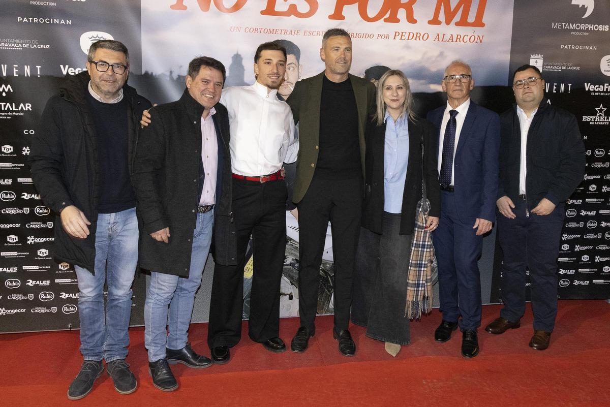 Pedro Alarcon posando junto al alcalde de Caravaca, José Francisco García, y varios cocejales del consistorio