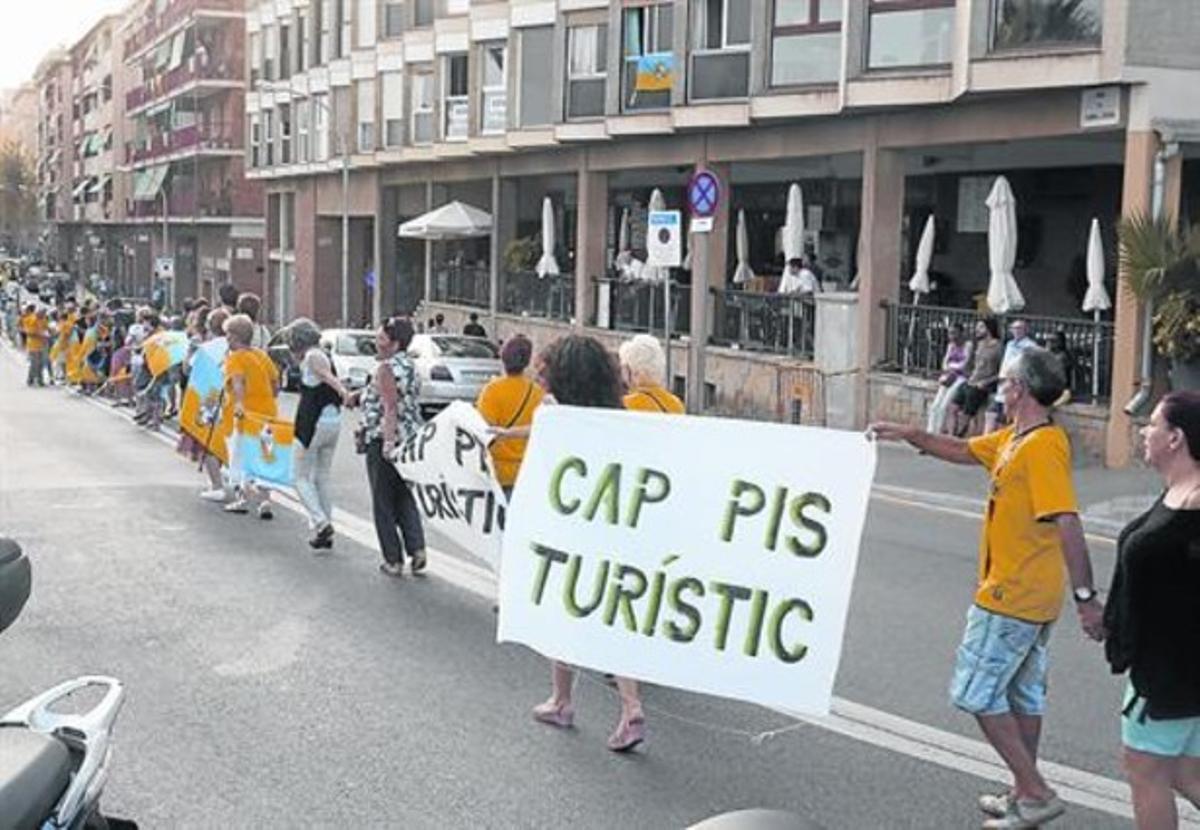 Manifestació de veïns de la Barceloneta contra els pisos turístics, el setembre passat.