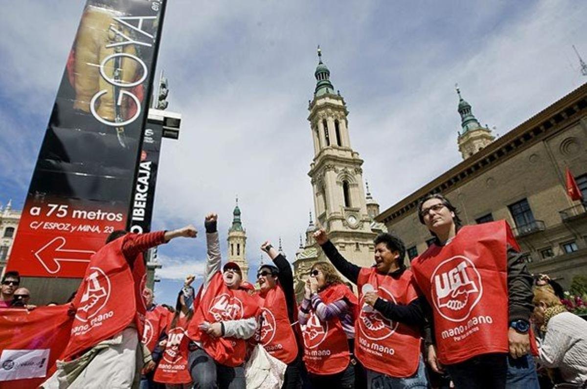 Treballadors manifestant-se a la plaça del Pilar aquest Primer de Maig a Saragossa, convocats per UGT i CCOO.