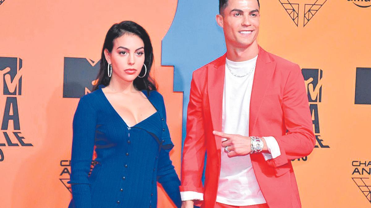 Cristiano Ronaldo y Georgina Rodríguez posan en unos premios MTV European Music Awards.