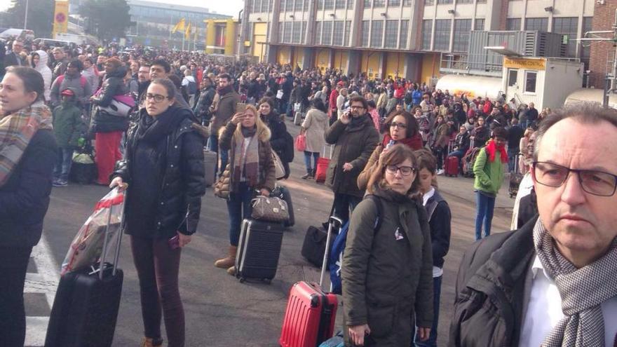 Numerosas personas esperan para poder acceder a un vuelo que los saque de Bélgica.