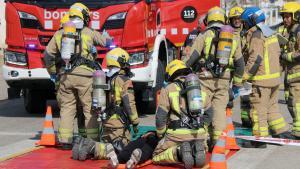 Uno de los heridos por el escape de amoníaco atendido por los bomberos durante el ejercicio en el puerto rapitense