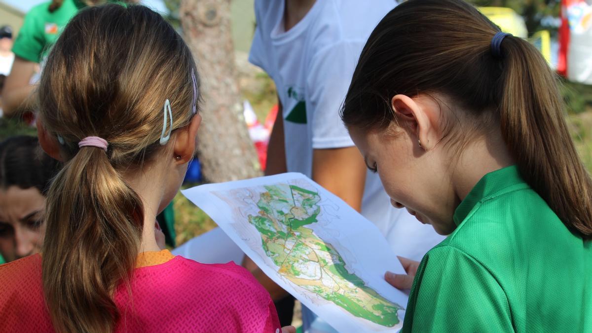 Una chica observa un mapa durante una prueba de orientación.