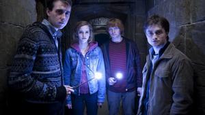 Personajes de Harry Potter realizando el hechizo ’Lumos’