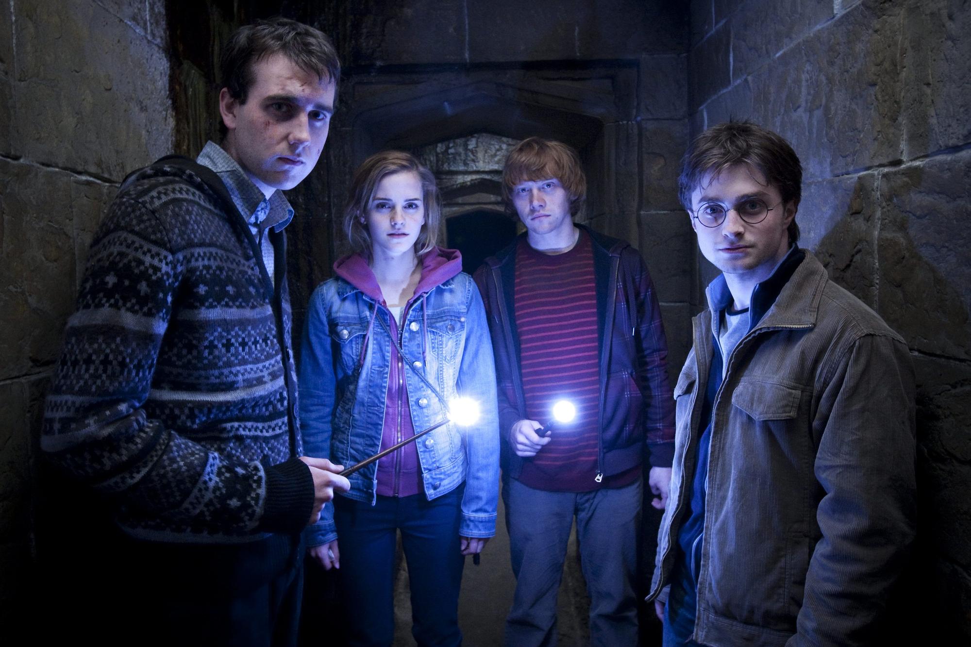 Personajes de Harry Potter realizando el hechizo 'Lumos'