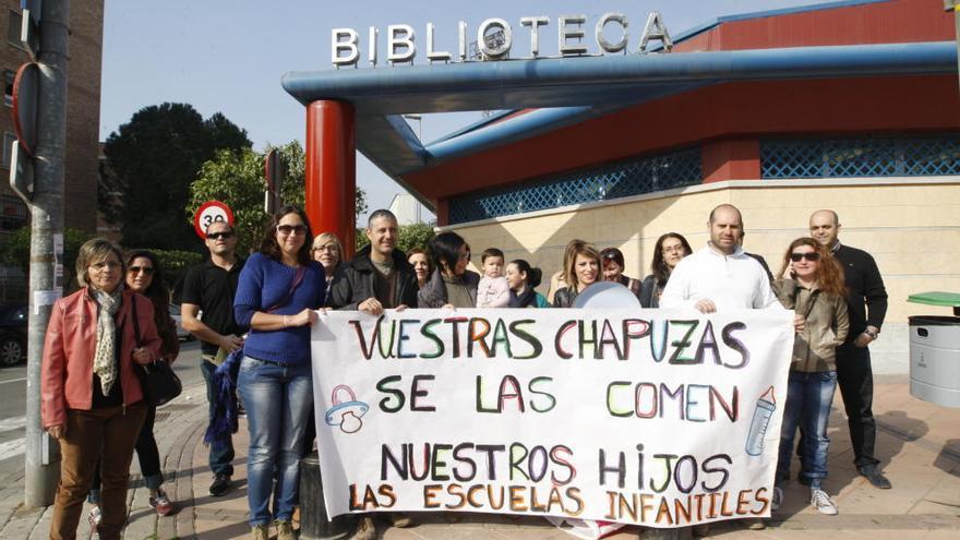 Los padres de las escuelas infantiles, contra el nuevo sistema de gestión de comedores