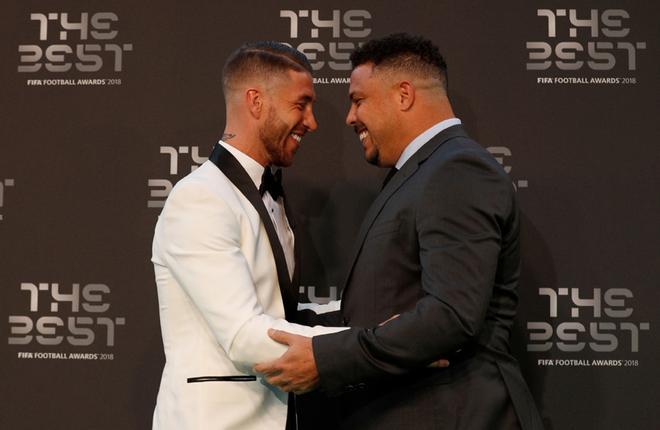 El exjugador Ronaldo Nazario se saluda con Sergio Ramos  a su llegada a los premios FIFA the Best 2018 en Londres