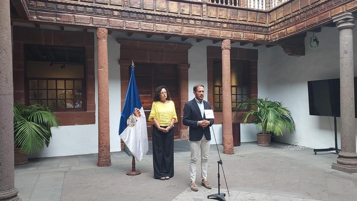 El presidente del Cabildo de La Palma, Mariano Zapata, acompañado por la consejera de Seguridad y Emergencias, Nieves Rosa Arroyo