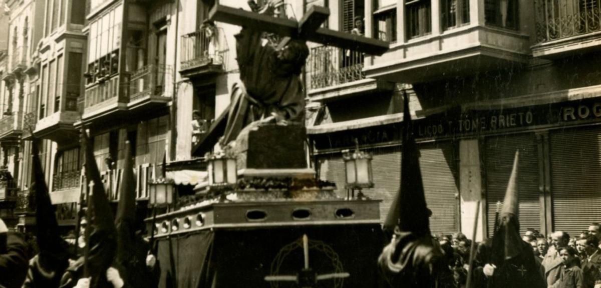 Primer desfile de la Hermandad de Jesús en su Tercera Caída en 1943. | Archivo de la Hermandad