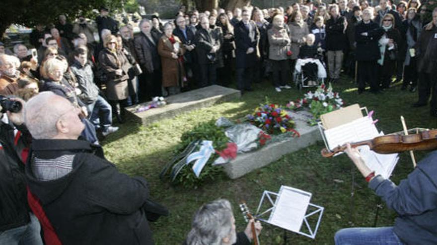 Homenaje a Isaac Díaz Pardo realizado en el cementerio de Boisaca