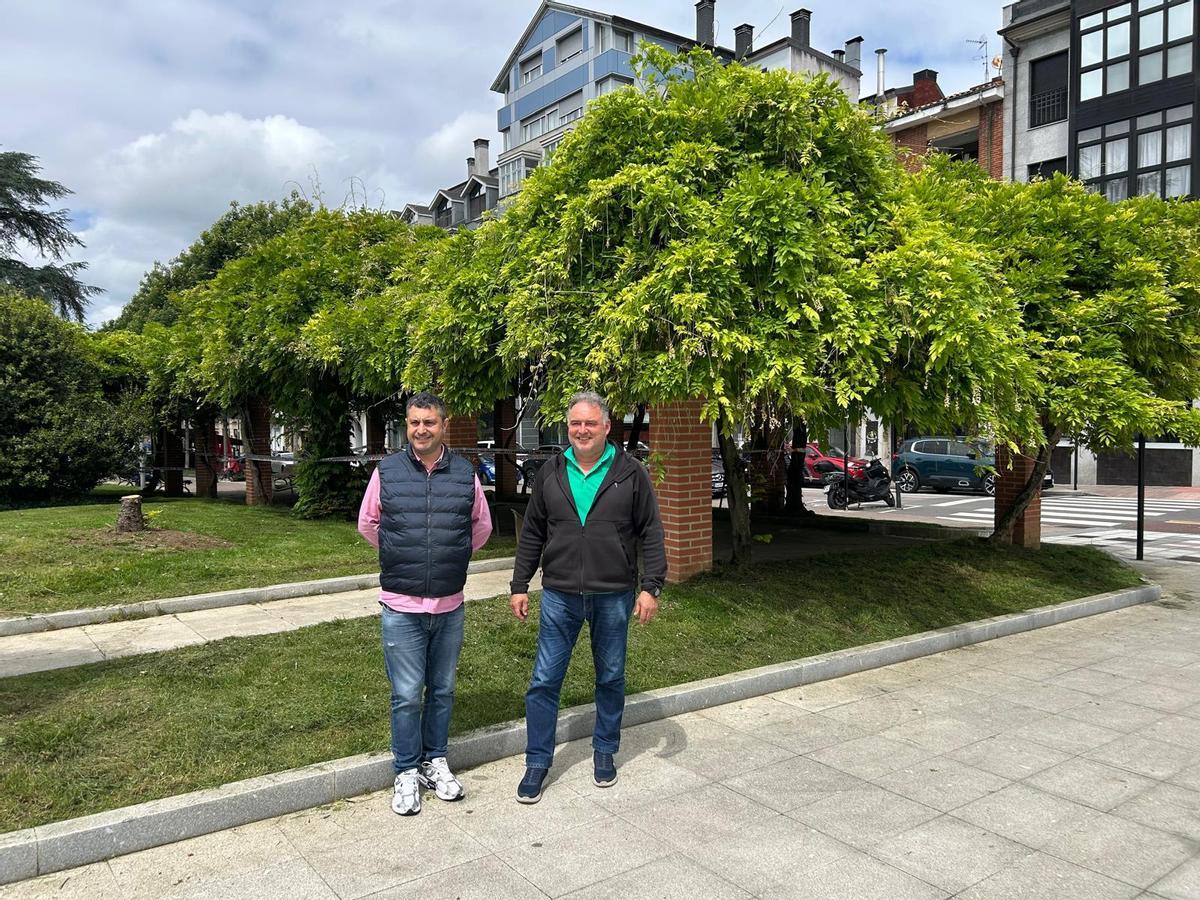 Javier Rodríguez y Alejandro Villa, junto a la pérgola que se sustituirá en el parque Alfonso X de Pola de Siero.