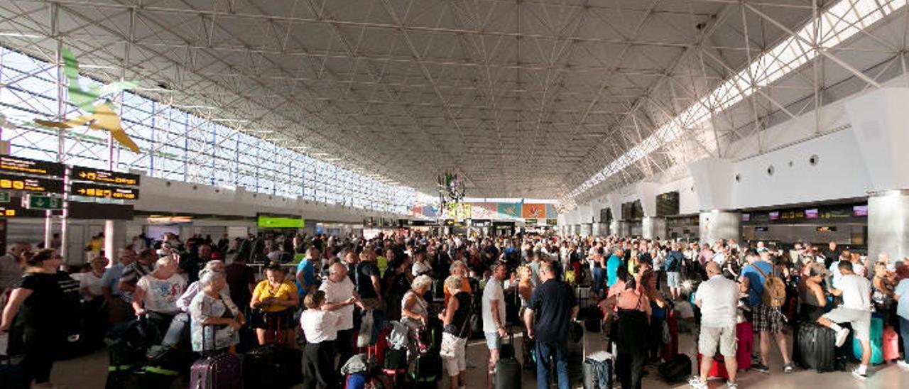 Pasajeros de Thomas Cook en el aeropuerto de Gran Canaria tras el anuncio de la quiebra de la multinacional británica.