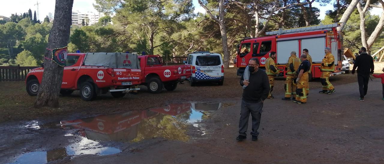 Vehículos de los Bombers en la explanada del Bosque de Bellver donde han instalado el parque de aventuras.