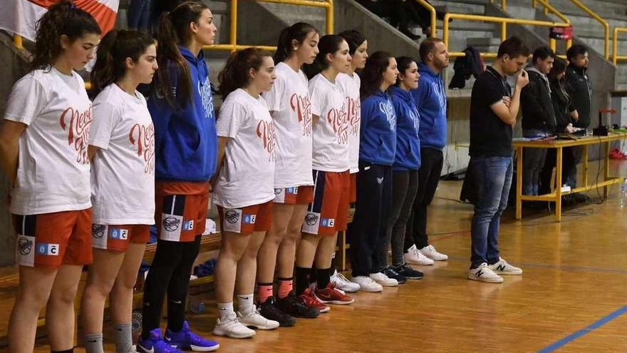 Jugadoras y técnico forman antes de comenzar un partido de liga en el pabellón del colegio Maristas.