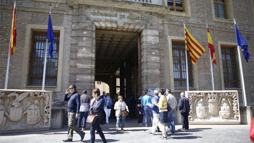 Varias personas accediendo al edificio Pignatelli.