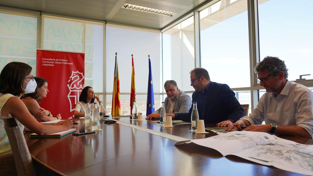 La consellera de Política Territorial, Obras Publicas y Movilidad, Rebeca Torró, en la reunión con el alcalde de Villena, Fulgencio Cerdán.