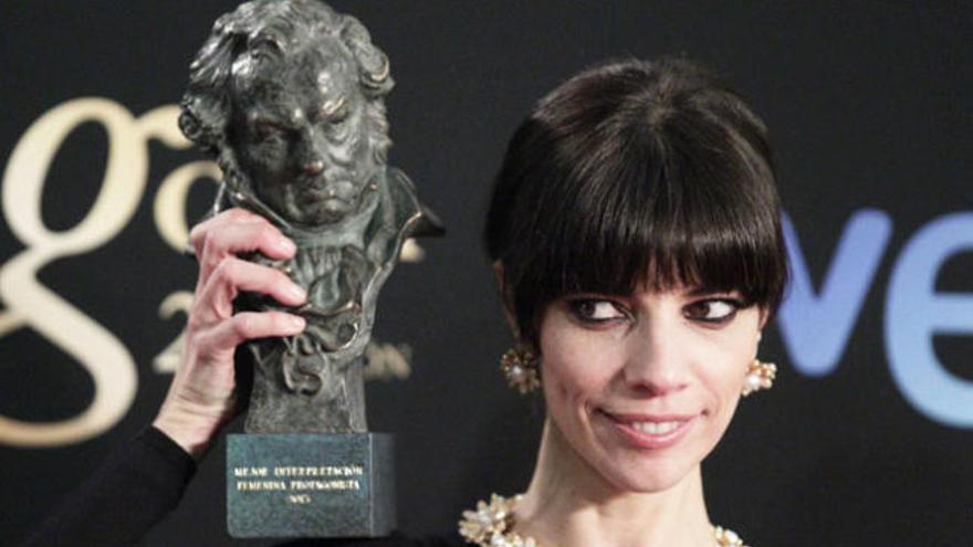 Maribel Verdú posa con su premio Goya.