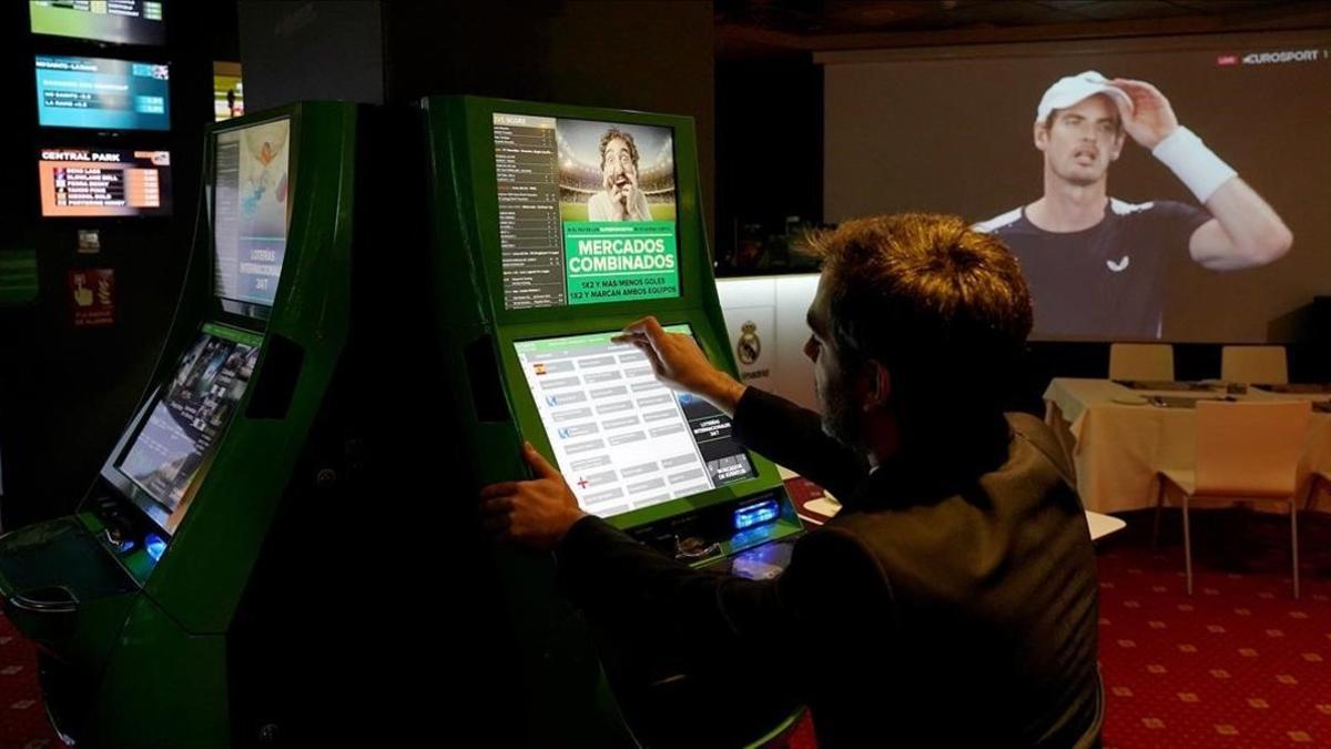 Sala de apuestas en el interior de un bingo en el centro de Madrid