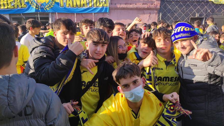 Miles de aficionados del Villarreal concretados en los aledaños de Miralcamp