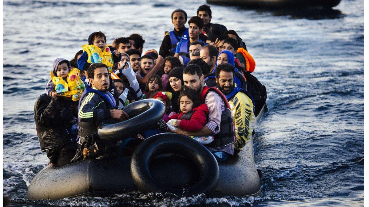 Una balsa con migrantes en el Mediterráneo.