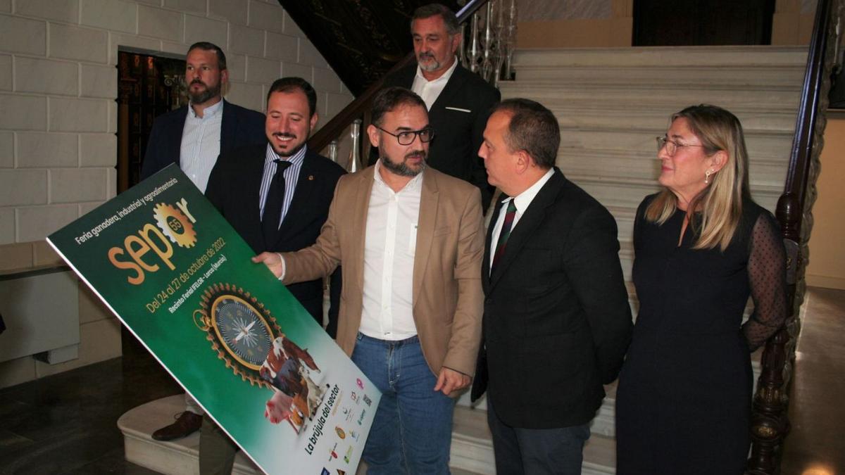 Martínez, Morales, Mateos,  Meca, Francisco José Espejo y  Bermúdez, con el cartel de Sepor. | P.W.R.