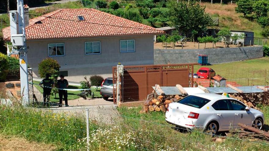 La Guardia Civil custodia la casa escenario del brutal crimen. // R. Grobas