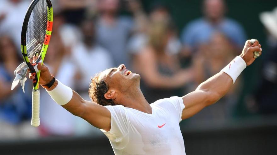 Nadal celebra su victoria y su clasificación para cuartos de final en Wimbledon