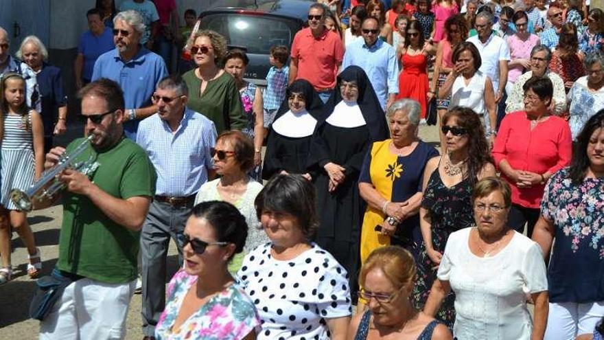 Participantes en la procesión.