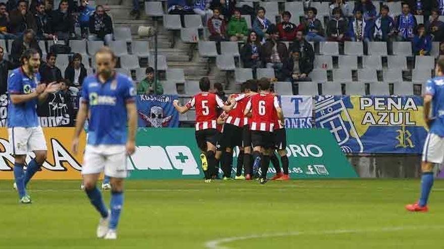 Los rojiblancos celebran el gol de Gavilán en el Tartiere ante los lamentos del Real Oviedo.