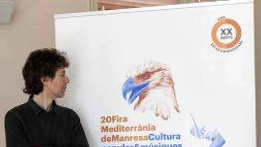 Miquel Puig, ahir, amb el cartell