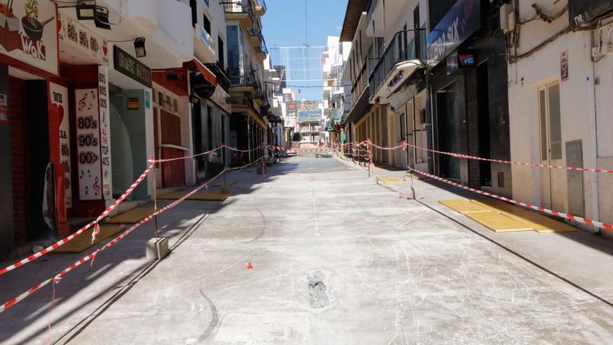 La pavimentación de la calle Santa Agnès para la pintura del artista Okuda San Miguel. | J. A. RIERA