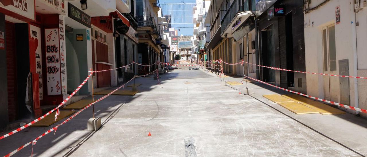 La pavimentación de la calle Santa Agnès para la pintura del artista Okuda San Miguel. | J. A. RIERA