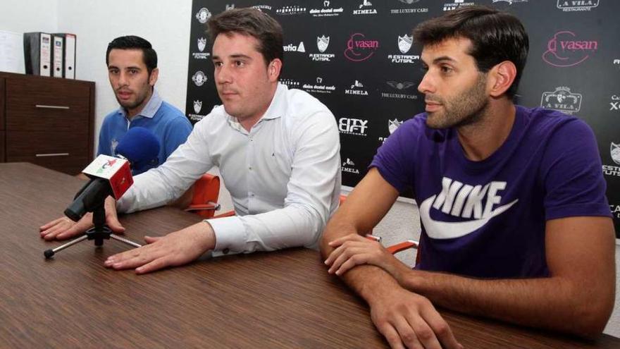 Manuel González y Francisco Tosar en la rueda de prensa del A Estrada Futsal ayer. // Bernabé/Cris M. V.