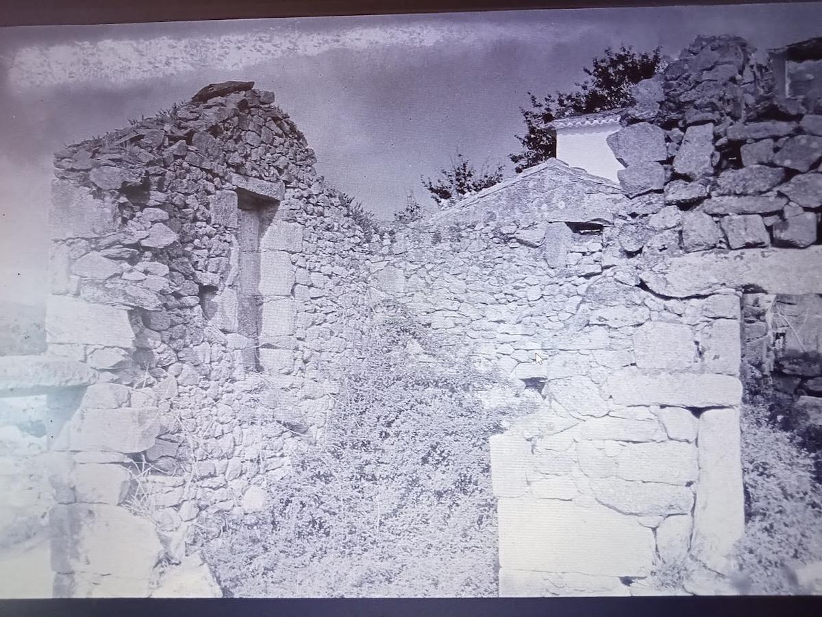 Interior de la Casa de Colón, en estado ruinoso.