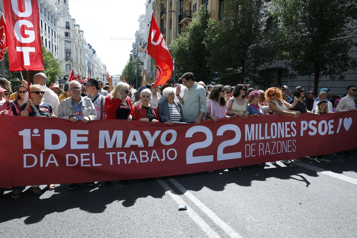 El secretario general del PSOE Madrid y ministro para la Transformación Digital y de la Función Pública , Óscar López (c) junto a la presidenta de la formación, Francisca Sauquillo (c-i) durante la manifestación convocada por el Primero de Mayo bajo el lema "Derechos, no trincheras. salarios, vivienda y democracia", este viernes en Madrid.