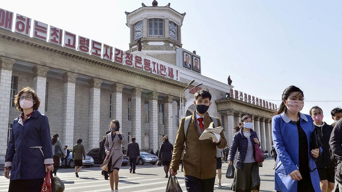 Ciudadanos con mascarilla en Pyongyang.