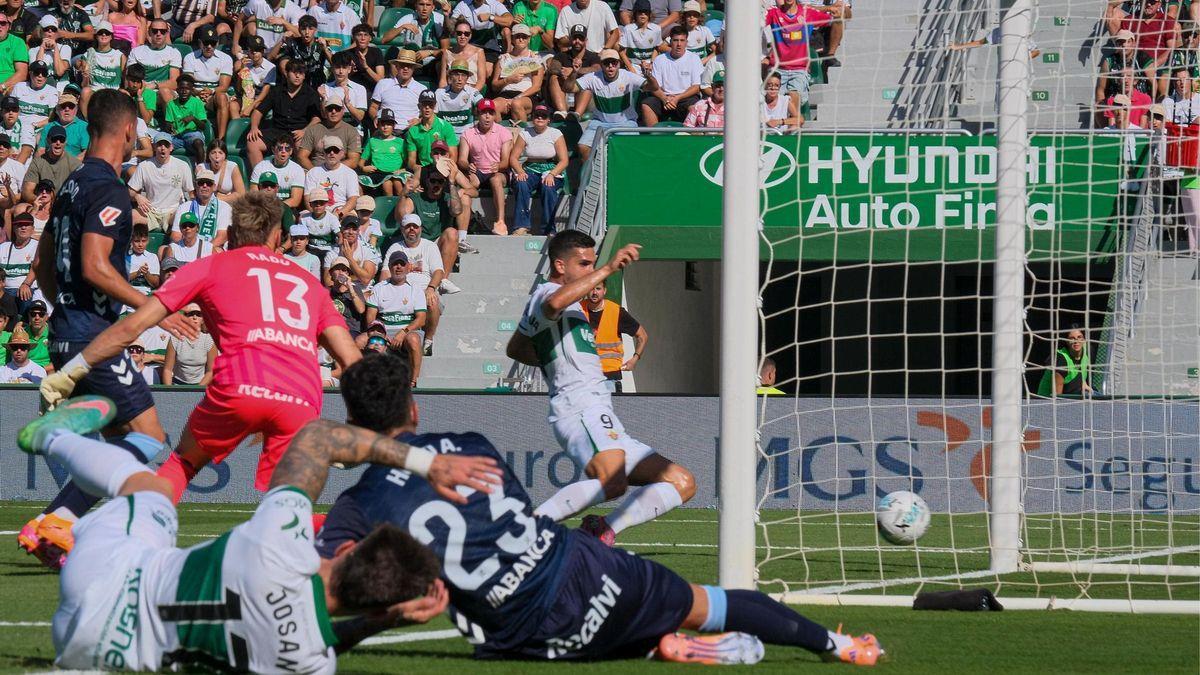 Las imágenes del duelo de esta tarde de domingo en el Estadio Martínez Valero.