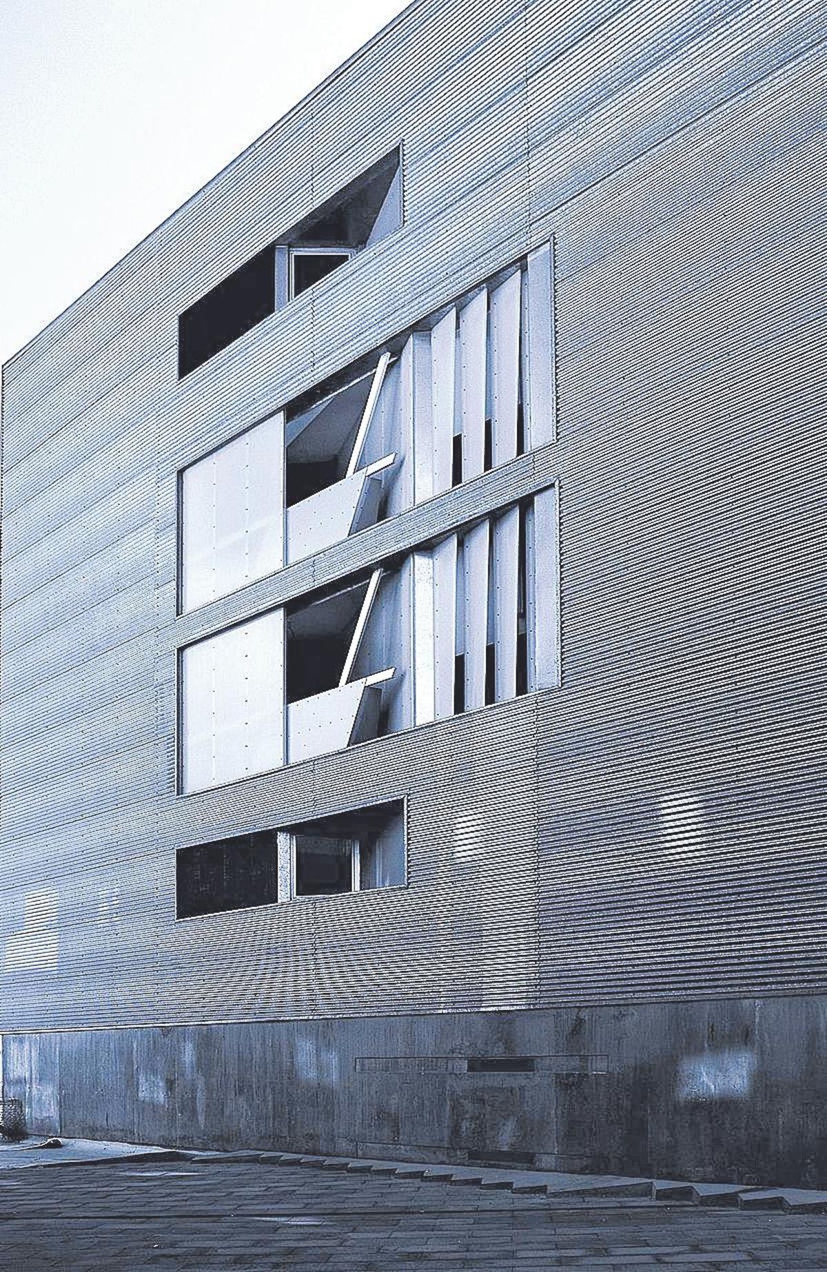 Obra destinada a la reposición de viviendas en el barrio de El Polvorín, los arquitectos Manuel Feo y Salvador Vicario firman este proyecto -en la foto, testero en uno de los edificios- de VPO.