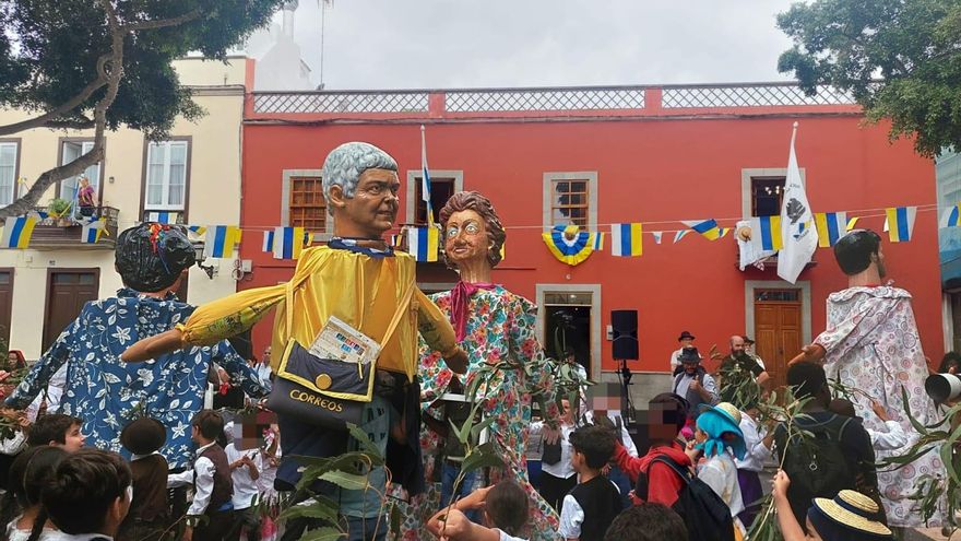 Un baile entre papahuevos y hojas de eucalipto en el XIX Encuentro Infantil por el Día de Canarias