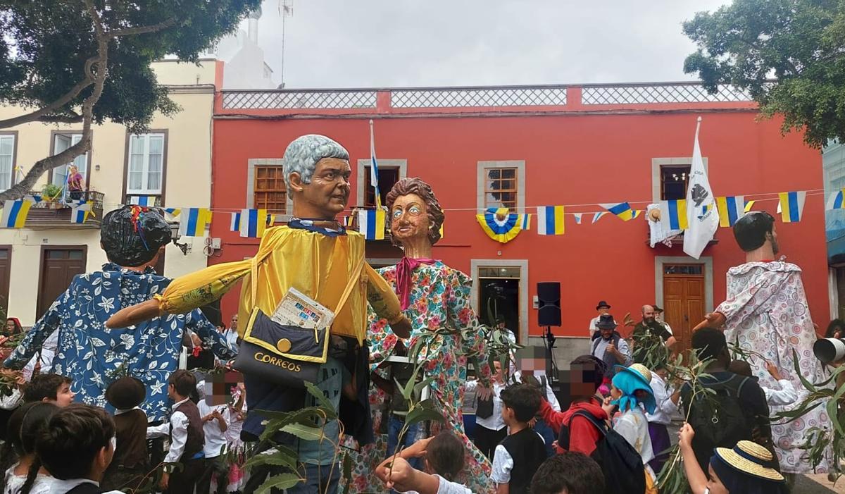 Cuatro papahuevos haciendo el baile de la rama junto a niñas y niños con hojas de eucalipto