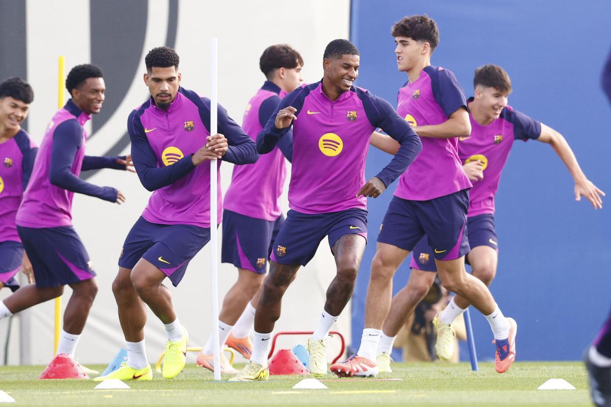 Marcus Rashford y Ronald Araujo, en primer término, durante la sesión sabatina.
