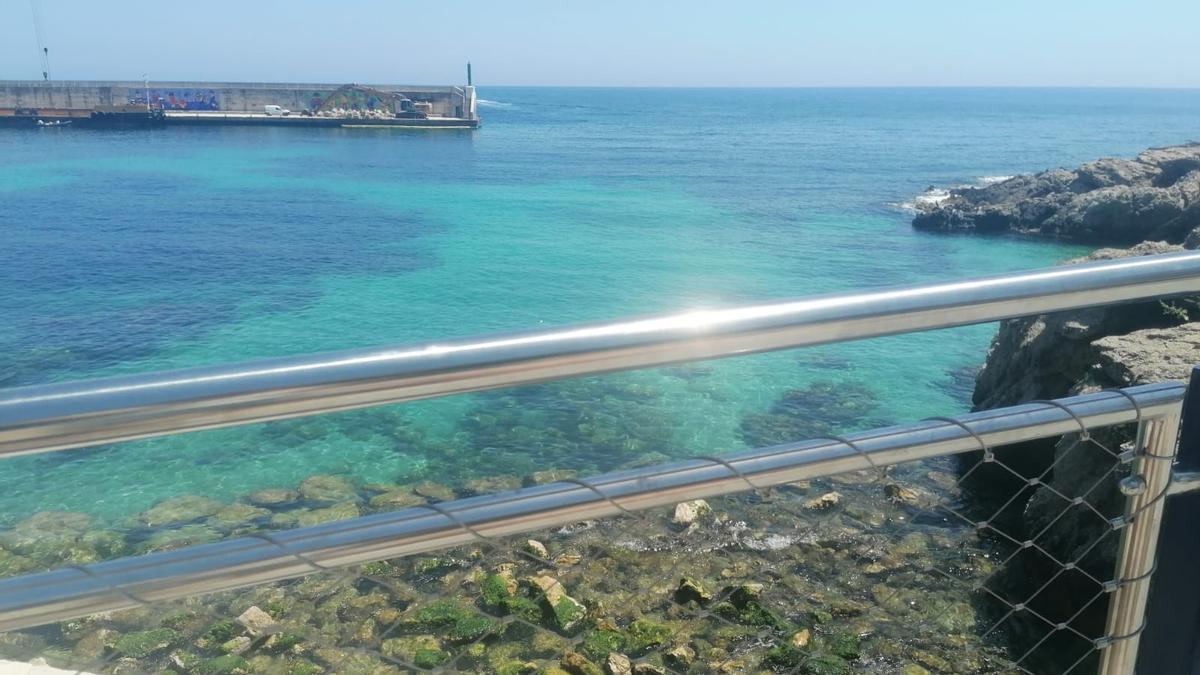 Der Gitterzaun verhindert, dass sich Passanten in Cala Ratjada auf die Mauer setzen und den Hafenblick genießen können.