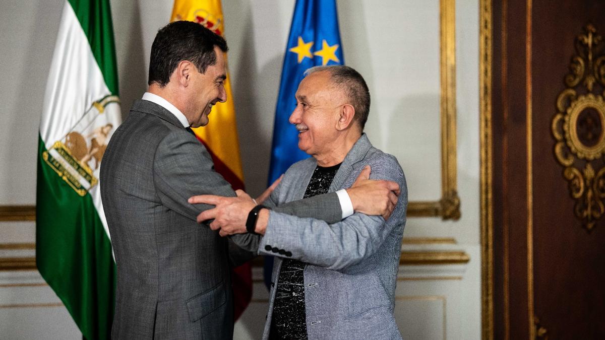 Juanma Moreno saluda a Pepe Álvarez en la reunión mantenida en el palacio de San Telmo