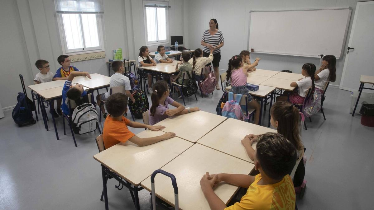 Vuelta al cole en barracones en Benifaió