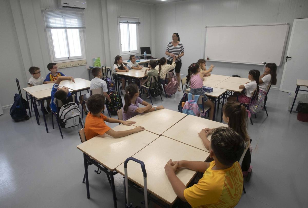 Vuelta al cole en barracones en Benifaió