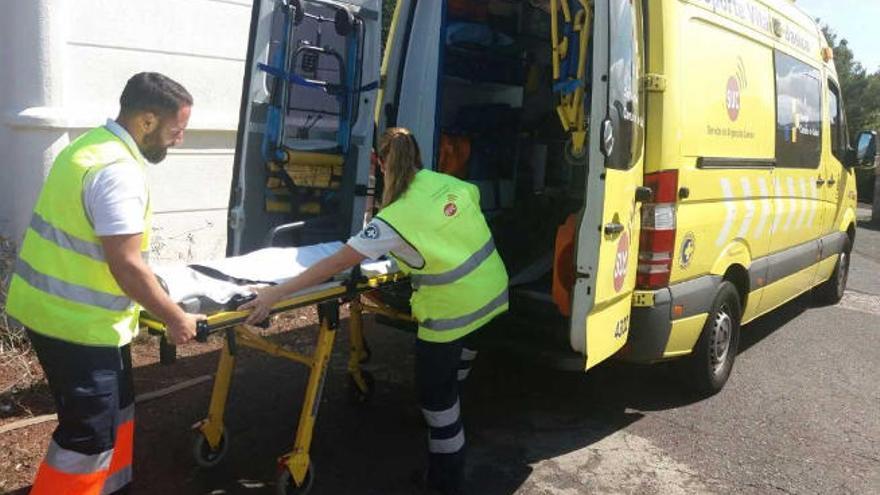 Alumnos en prácticas junto a una ambulancia.