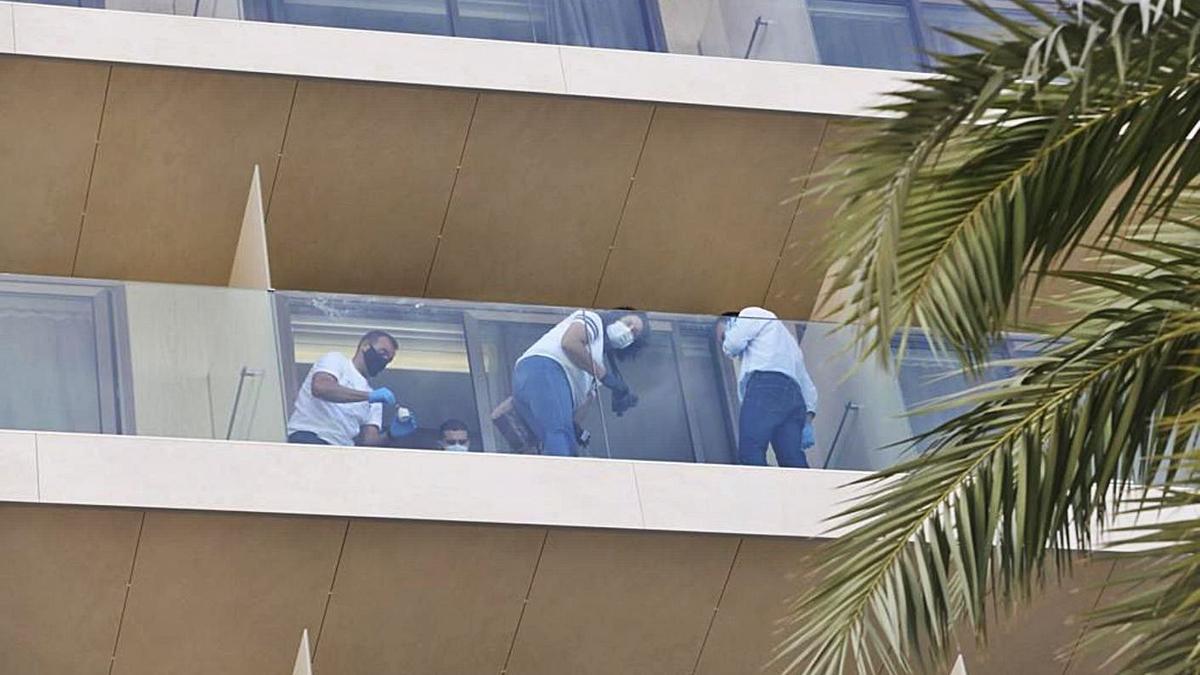 Agentes de la Policía científica, ayer, en el balcón del hotel de Ibiza donde se produjeron los hechos.