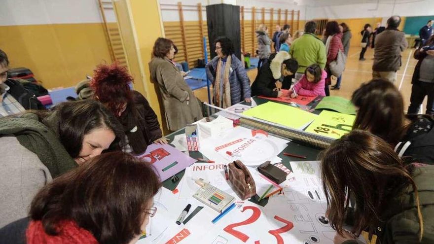 Un grupo de profesores prepara carteles en el gimnasio del IES Fleming, ayer por la tarde.